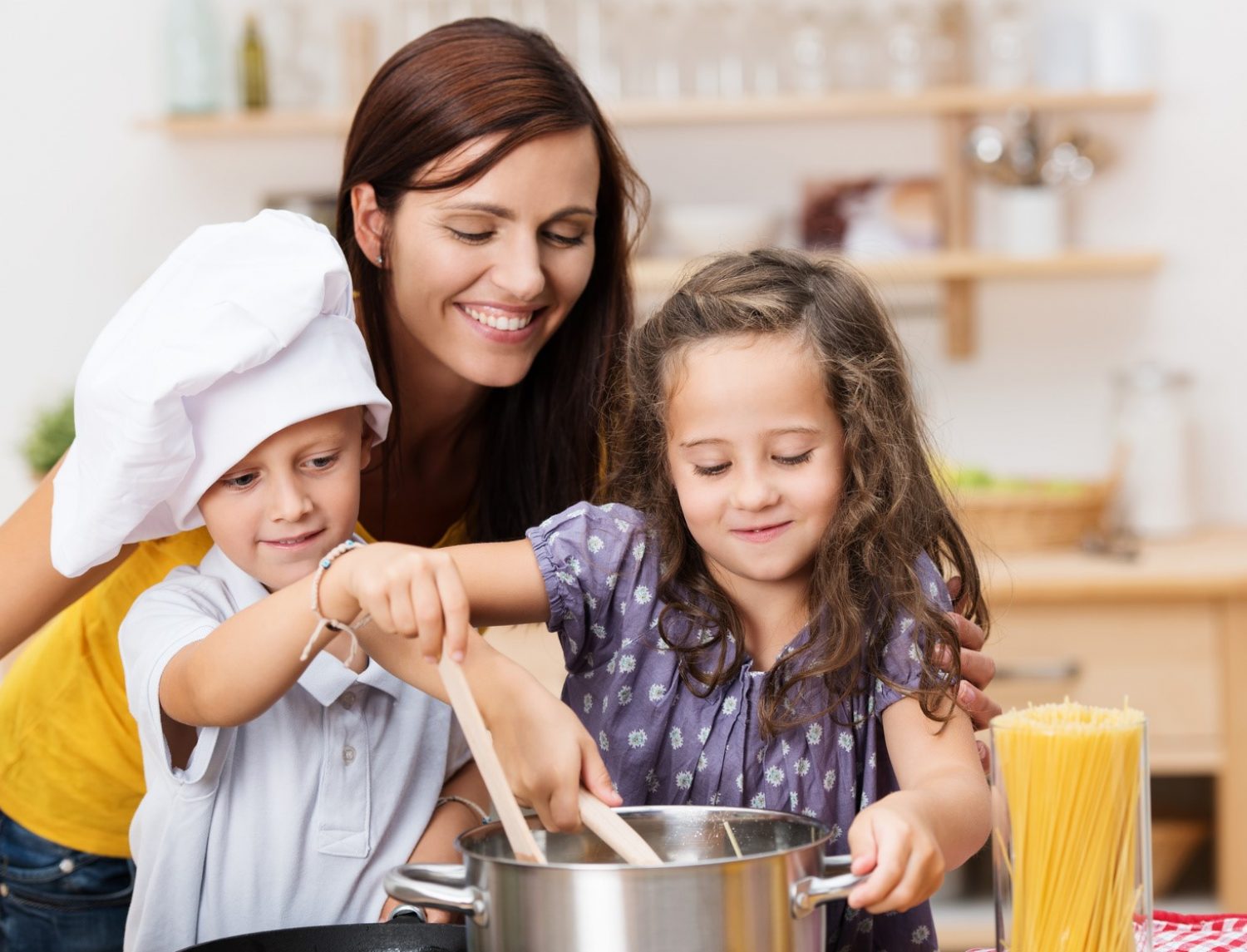 kinder haben spaß beim kochen